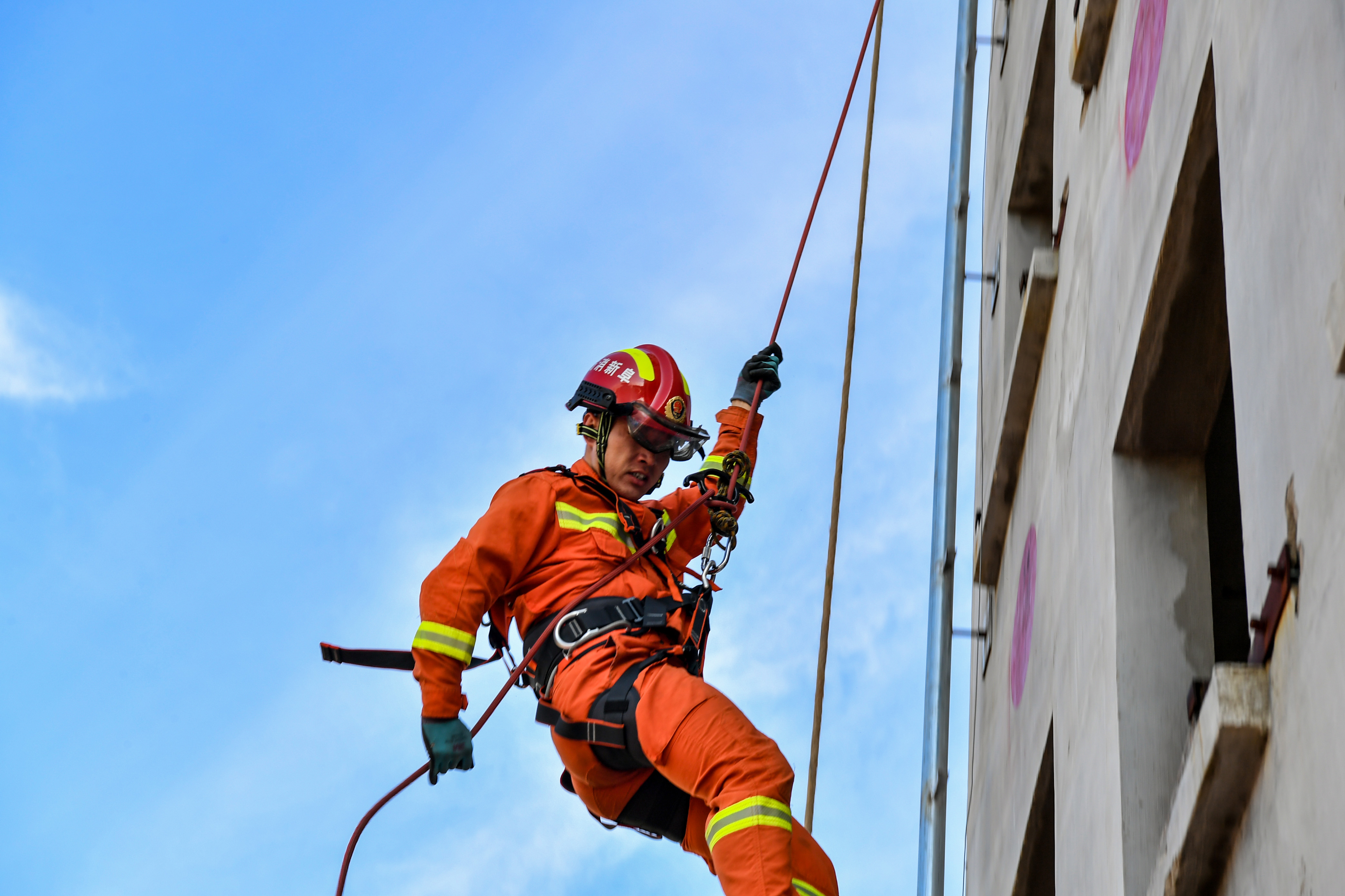 辽宁“最美退役军人” | 火蓝尖兵逆火而行——记阜新消防救援支队“金头盔班”班长孙明